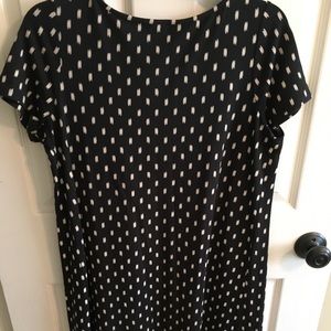 Short sleeve crew neck dress with back pleat.